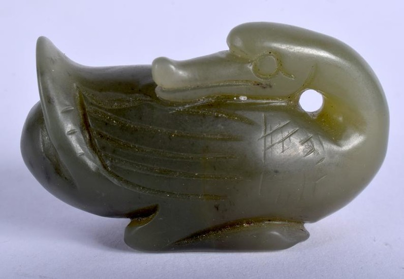 A SMALL CHINESE GREEN JADE FIGURE OF A BIRD. 5.5 cm x