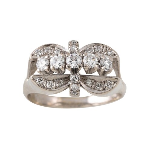 A VINTAGE DIAMOND CLUSTER RING, the brilliant cut diamonds m...