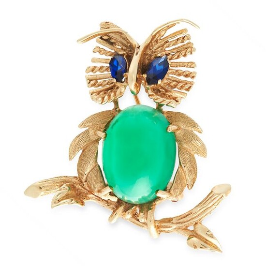 A VINTAGE SAPPHIRE AND CHRYSOPRASE OWL BROOCH in 18ct