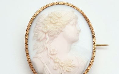 A beautiful 14 carat gold brooch with a hand-carved cameo...