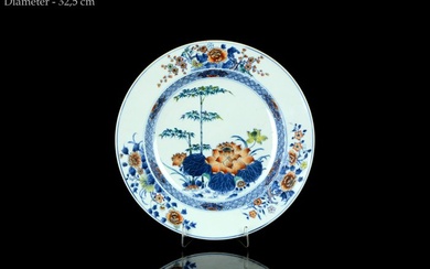 A big (32,5 cm) Chinese doucai 'Lotus pond and bamboo' dish (platter/charger) - Porcelain - China - Qing dynasty, early 18th c., Yongzheng 雍正 / Qianlong 乾隆