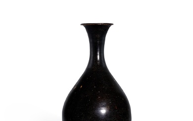 A black-glazed bottle vase, Yuhuchun ping, Song dynasty 宋 黑釉玉壺春瓶