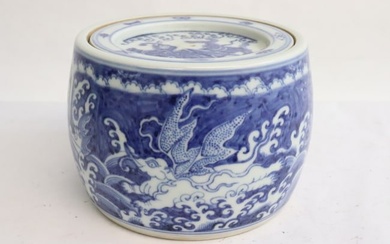 A blue and white porcelain tea caddy