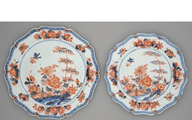 A graduated pair of Chinese Imari plates, 18th c, of shaped ...