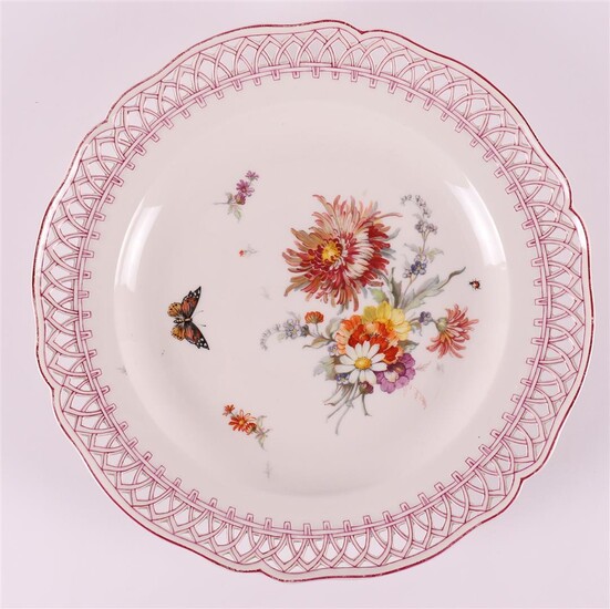 (-), A porcelain decorative dish with an ajour...