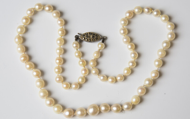A single row necklace of graduated cultured pearls on a silver and marcasite clasp, length 44.5cm, w