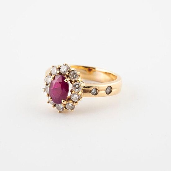 Yellow gold (750) daisy ring centered on an oval faceted synthetic ruby in a setting of brilliant-cut diamonds in claw setting.