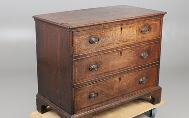 AN 18TH CENTURY OAK AND WALNUT CROSSBANDED CHEST OF DRAWERS.