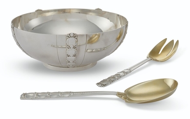 AN AMERICAN SILVER SALAD BOWL AND A MATCHING PAIR OF PARCEL-GILT SALAD SERVERS