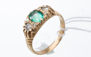 AN ANTIQUE EMERALD AND DIAMOND RING IN 18CT GOLD, SIZE N, 3.3GMS