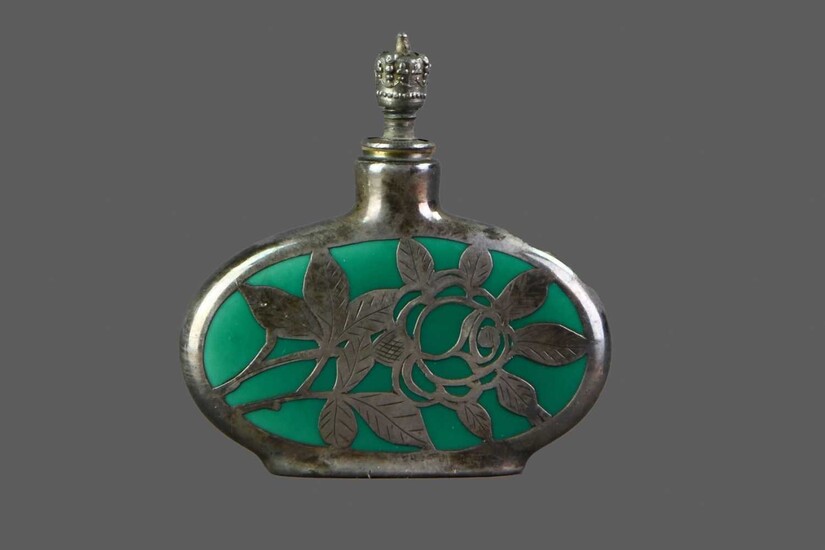 AN EARLY 20TH CENTURY SILVER OVERLAID GREEN HARDSTONE SCENT BOTTLE