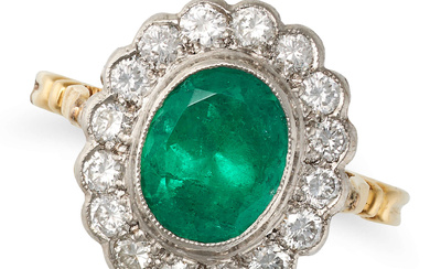 AN EMERALD AND DIAMOND CLUSTER RING in 18ct yellow ...