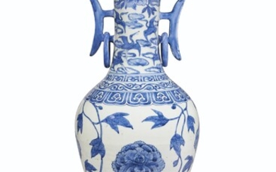AN UNUSUAL LARGE BLUE AND WHITE BALUSTER VASE, MING DYNASTY, EARLY 16TH CENTURY