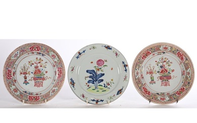 ASSIETTE en porcelaine de CHINE à décor polychrome de fleurs. (1 fêle). Ep.XVIIIè. On y...