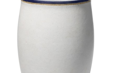 Alev Ebüzziya Siesbye: Stoneware vase decorated with white glaze. The upper rim with cobalt glaze. Signed alev, F119. H. 15.7–15.9 cm.
