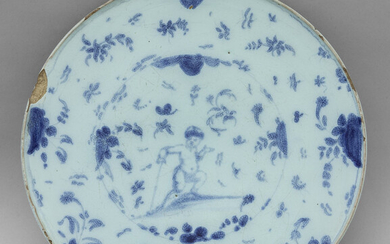 Alzata in ceramica decorata in blu su fondo berrettino con al centro...