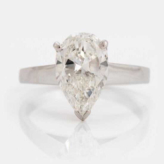 An 18K white gold ring set with a pear shaped brilliant-cut diamond 2.12 cts G vs 1