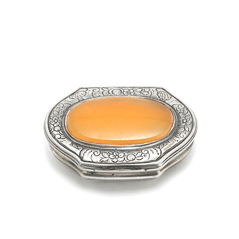 An 18th century silver and agate mounted snuff box