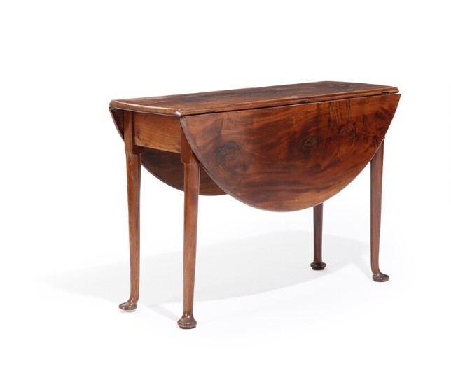 An English 19th century mahogany drop leaf table, top with two oval leaves, fluted legs with pad feet. H. 68. L. 104. W. 37/102 cm.