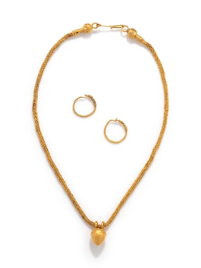 An Etruscan Gold Necklace with an Acorn-Shaped Pendant and a Pair of Gold Earrings