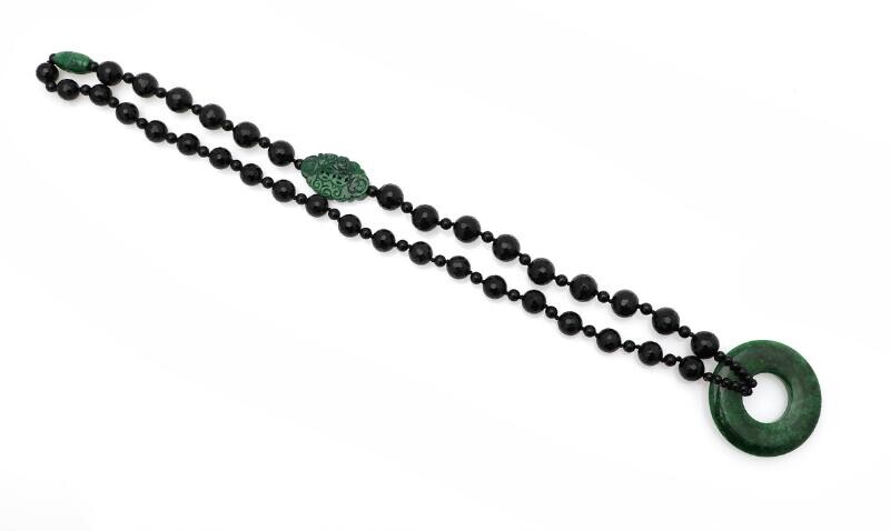 SOLD. An onyx and jade necklace set with polished and carved jade and numerous beads of onyx. L. app. 85 cm. – Bruun Rasmussen Auctioneers of Fine Art
