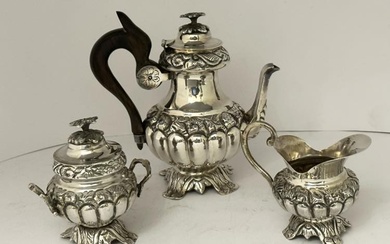 Antico servizio in argento composto da caffettiera, lattiera e zuccheriera...