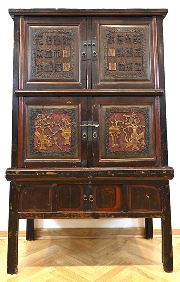Armoire-cabinet chinoise sur de longs pieds carrés en échasses, Chine fin XIXe siècle _x000D_. La...
