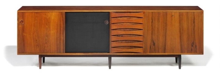 Arne Vodder: “Credenza”. Freestanding Brazilian rosewood sideboard with six round legs. L. 250 cm.