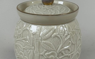 BERNARDAUD à Limoges. Pot couvert modèle «Quercia» globulaire en porcelaine à décor en relief de...
