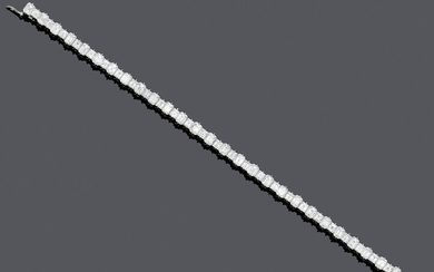 BRACELET EN DIAMANT. Platinum 950, 30g. Bracelet rivière classiquement élégant, serti de 27 diamants octogonaux...