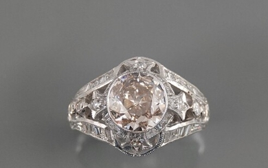 Bague dôme en or gris, 750 MM, centrée d'un diamant couleur champagne pesant 2 carats...