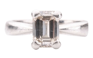 Bague solitaire en diamant, sertie d'un diamant taille émeraude d'un poids estimé de 1,20ct, en...