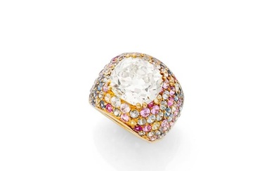 "Ball" ring in 18k yellow gold (750‰) adorned with a large old-cut, cushion-cut diamond