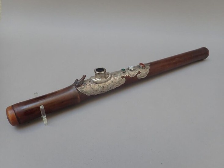 Bamboo opium pipe, ivory tips, silver plates. China, 19th century. Length: 61 cm. Diameter: 3,5 cm.