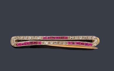 Barrita con rubíes calibrados y diamantes talla rosa en montura de oro amarillo de 18K.