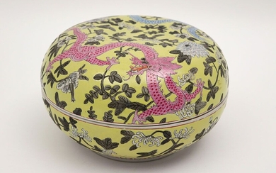Boîte chinoise en porcelaine avec décor de drap polychrome - diamètre : 26,5 cm ||Boîte...