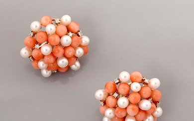Boucles d'oreilles " vintage " en or jaune, 750 MM, chacune recouverte perles de corail...