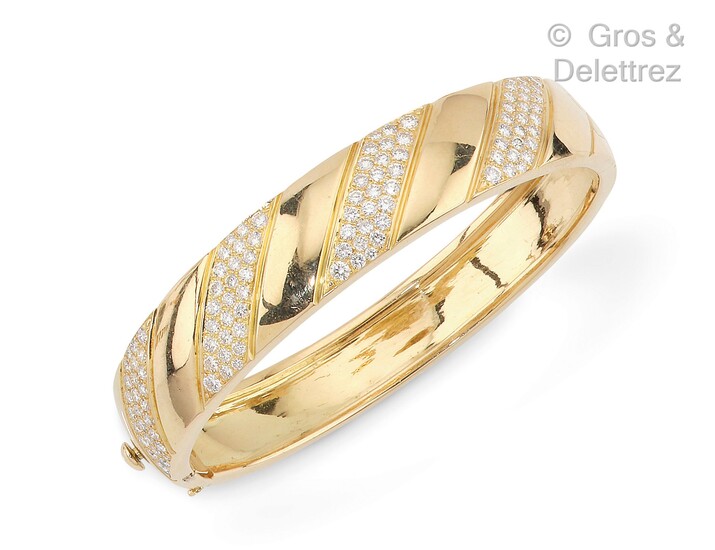 Bracelet « Jonc » ouvrant en or jaune à décor... - Lot 253 - Gros & Delettrez