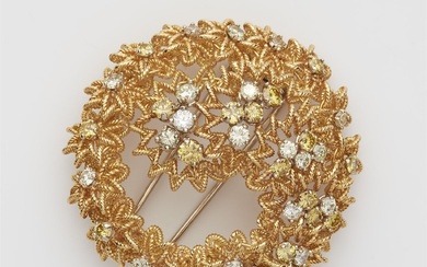 Broche avec diamants de couleur Or jaune 18 cts. Fleur d'hortensia stylisée. Forme ronde bombée...