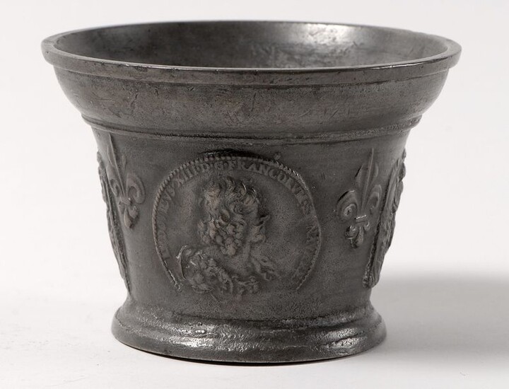 Bronze mortar with a decoration scrawled with four large fleurs-de-lis alternating with a medal of the bust of Louis XIII in profile, a medal of the bust of Marguerite d'Etampes in profile and two plates depicting a harp player and a mandolin player...