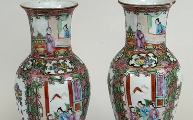 CHINE, CANTON, XXe. Paire de vases en porcelaine à décor polychrome de paysages et personnages....