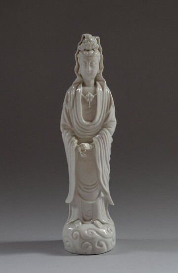 CHINE Grande figurine en porcelaine dit "blanc de Chine" la déesse Guanyin se tenant debout,...
