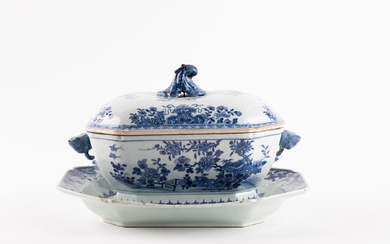 CHINE Soupière octogonale couverte et un présentoir en porcelaine décoré en camaïeu bleu de saules...