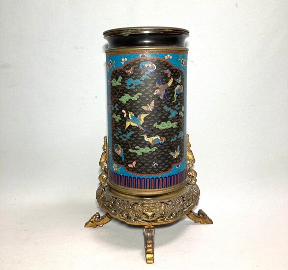 CHINE Vase rouleau en bronze cloisonné et émaux polychromes à décor d'oiseaux dans des réserves,...
