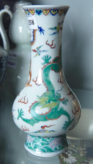 CHINESE VASE WITH DRAGON MOTIF