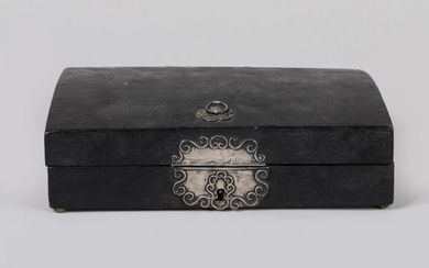 COFFRET écritoire de voyage en bois gainé de cuir maroquin à plaquettes d'argent. Époque XVIIIème...