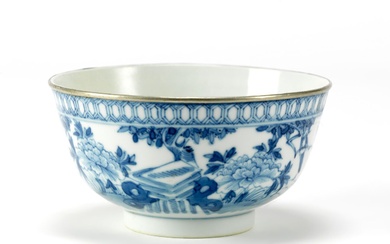 COUPE en porcelaine dite «bleu de Hué» cerclée de métal argenté (restaurations). CHINE pour le...