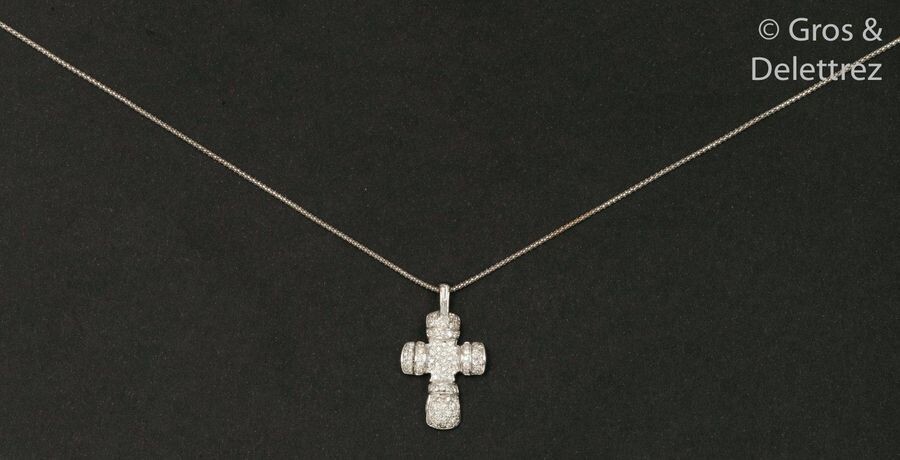 Chain and pendant " Croix " in white...