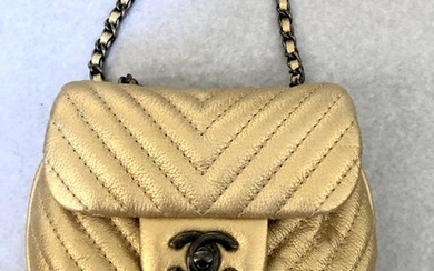 Chanel - Gold Tone Metallic Chevron Quilted Rounded Chain Flap Shoulder bag