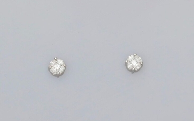 Charming earrings each drawing a white gold flower, 750 MM, covered with princess cut and shuttle cut diamonds, 6 x 6 mm, weight: 2,1gr. rough.